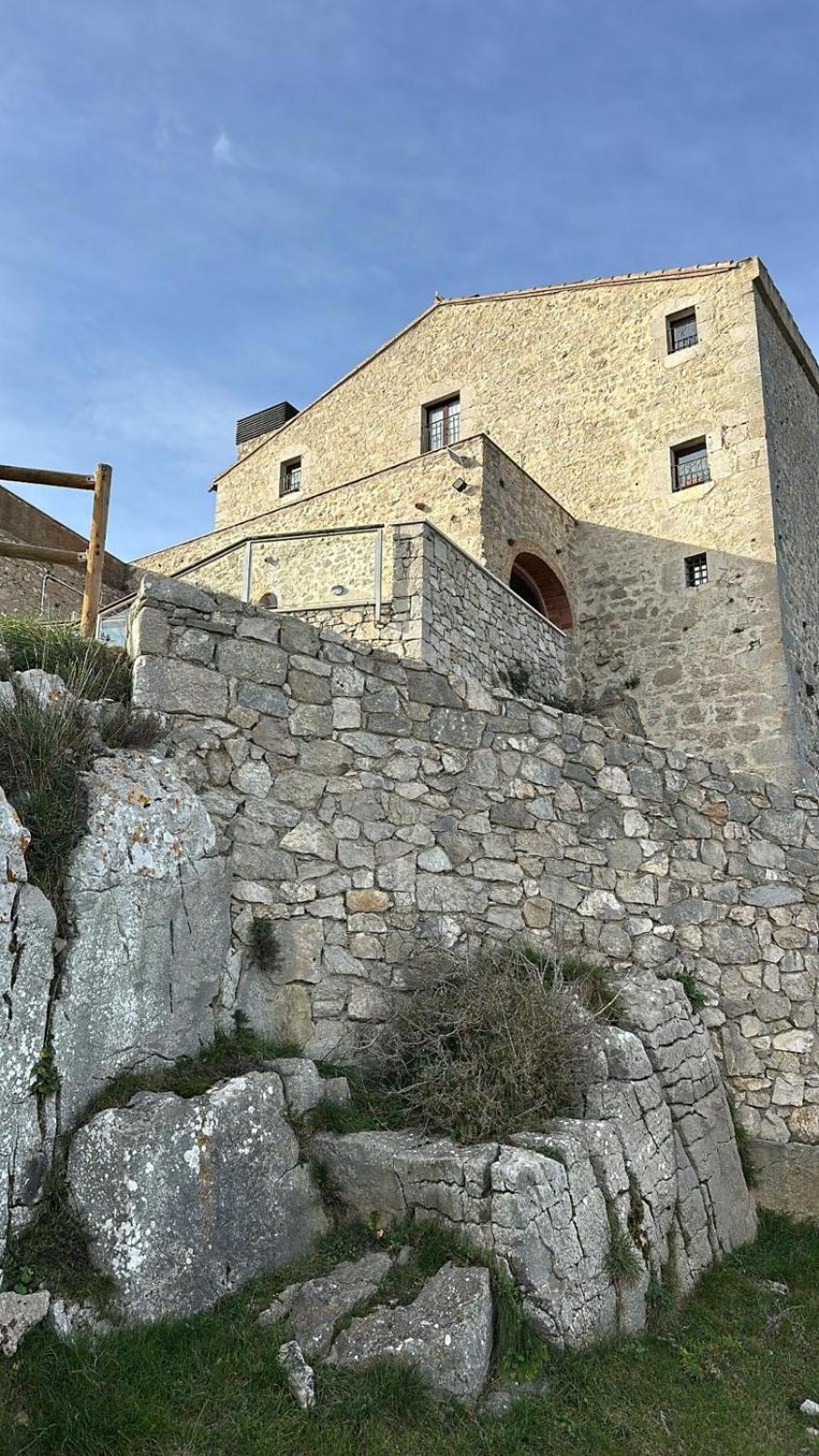 Отель Santuari Mare De Deu Del Mont Restaurant-Hostatgeria Беуда Экстерьер фото