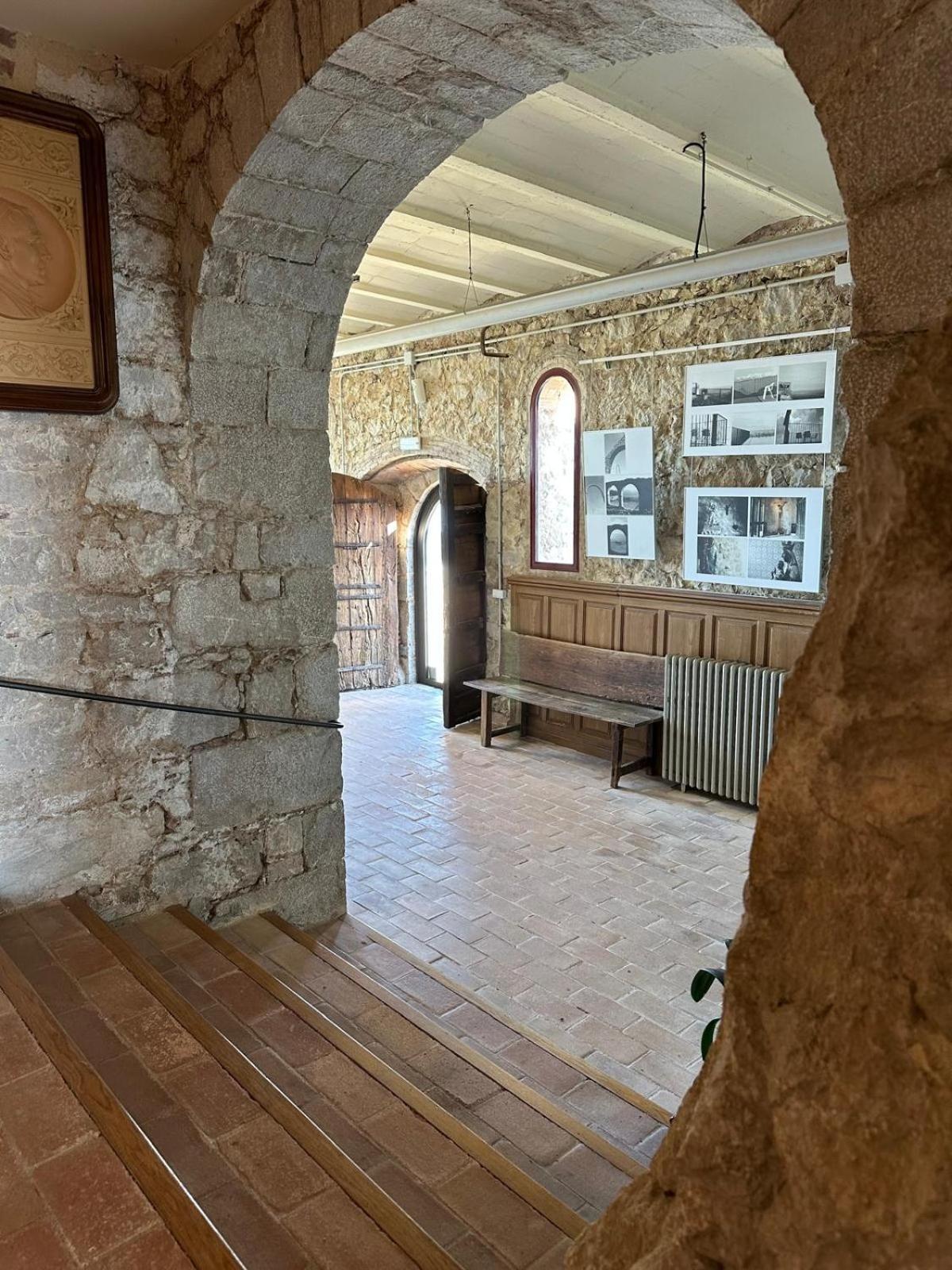 Отель Santuari Mare De Deu Del Mont Restaurant-Hostatgeria Беуда Экстерьер фото