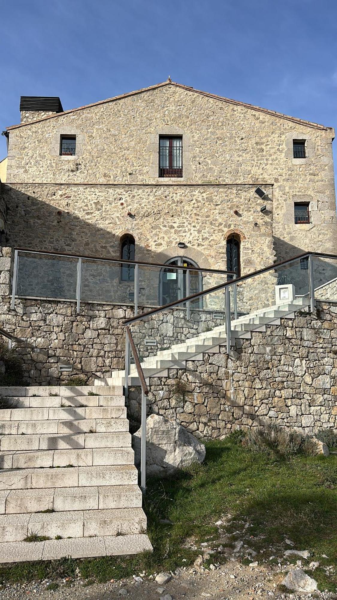 Отель Santuari Mare De Deu Del Mont Restaurant-Hostatgeria Беуда Экстерьер фото