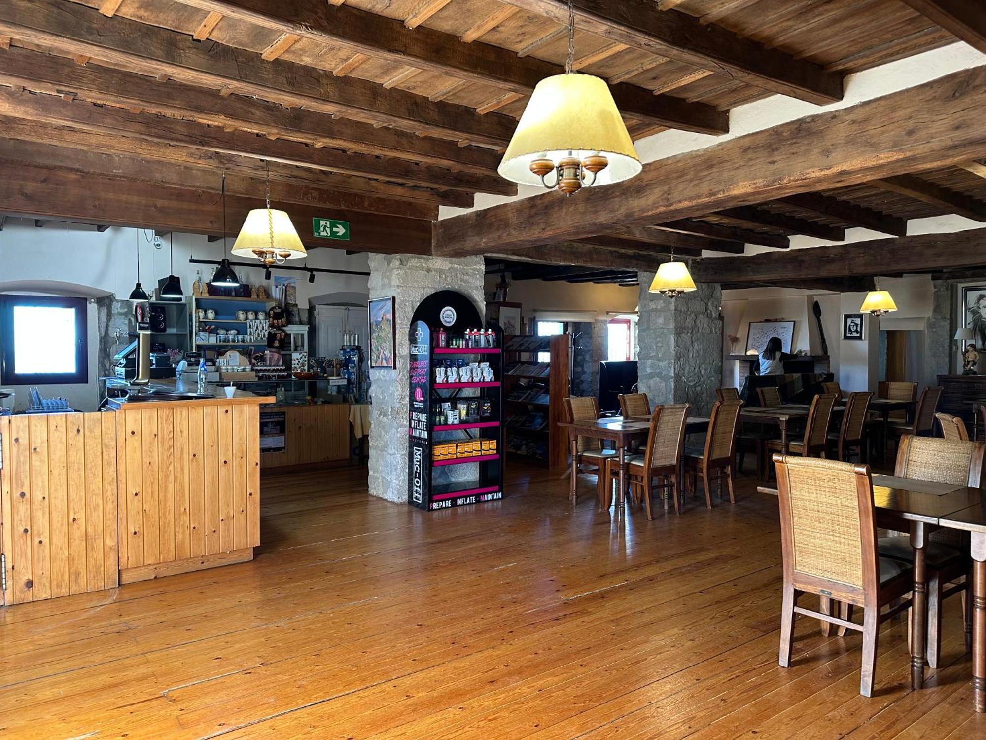 Отель Santuari Mare De Deu Del Mont Restaurant-Hostatgeria Беуда Экстерьер фото