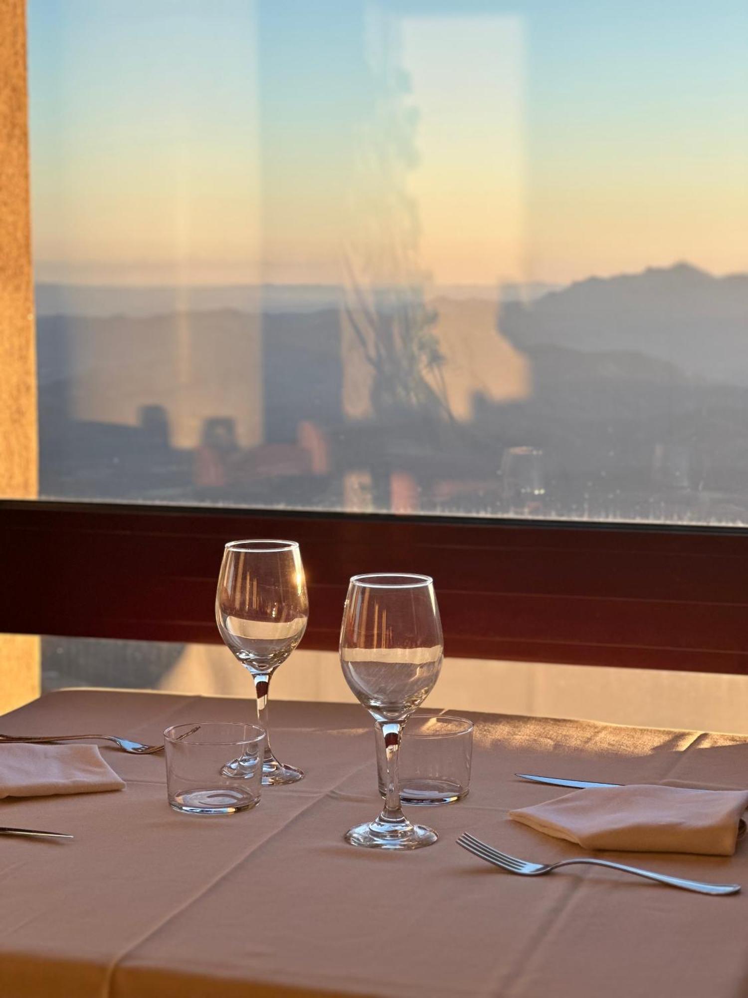 Отель Santuari Mare De Deu Del Mont Restaurant-Hostatgeria Беуда Экстерьер фото