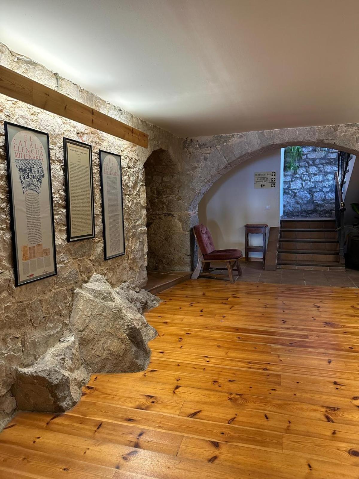 Отель Santuari Mare De Deu Del Mont Restaurant-Hostatgeria Беуда Экстерьер фото