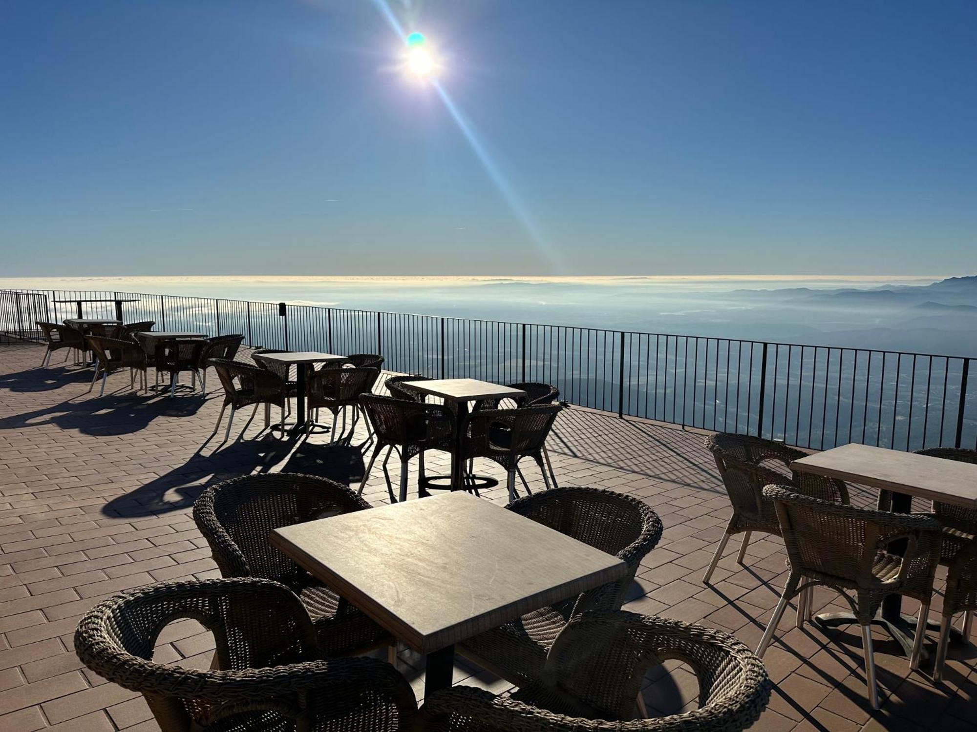 Отель Santuari Mare De Deu Del Mont Restaurant-Hostatgeria Беуда Экстерьер фото